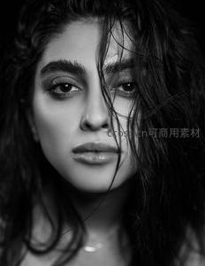 黑白光影中的深邃眼神