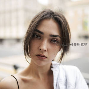 自然光下少女直视镜头，清新素颜美