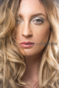 金色卷发美女特写，梦幻银色眼妆