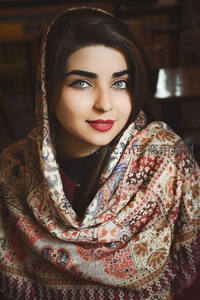 异域风情女子头巾微笑