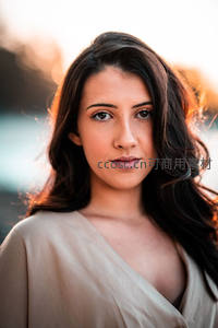 夕阳下深发女子柔光凝视