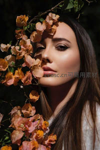 花丛掩映下的柔美侧颜