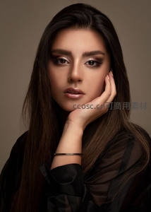 黑衣女子托腮沉思静谧时刻