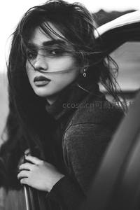 黑白光影里的风中倩影