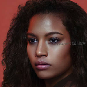 深邃眼神与卷发的时尚魅力