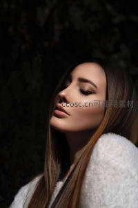 闭目享受阳光的宁静时刻