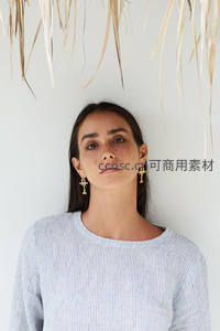 自然雀斑与金色耳环的简约美