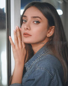 牛仔女孩窗边回眸显优雅