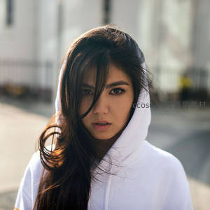 白帽少女街头直视镜头