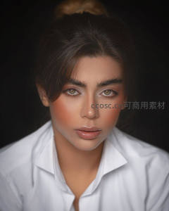 白衬衫女性肖像特写