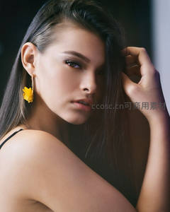 黄花耳环的迷人侧颜