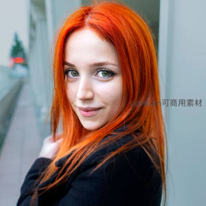 街头回眸的橙发女孩