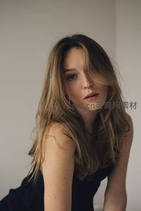 自然光下卷发女子侧颜写真