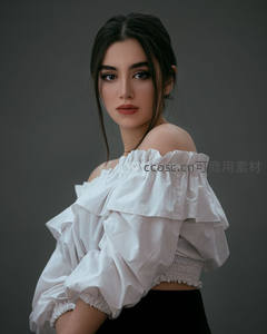优雅白衫露肩少女写真