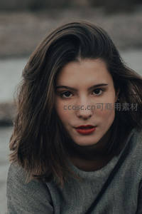 自然光下红唇少女特写