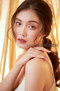 暖光窗帘下的柔美侧颜