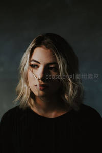 暗调光影下的沉静面容，艺术感十足的人像特写