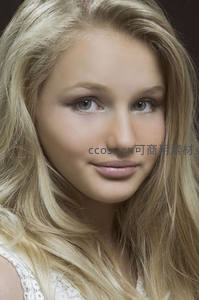 纯净笑容的金发少女，清新自然的面部特写