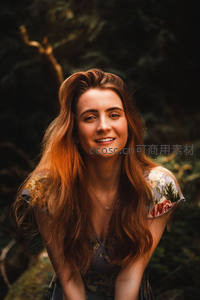 森林中的红发微笑女孩