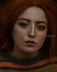 卷发雀斑少女的温柔凝望