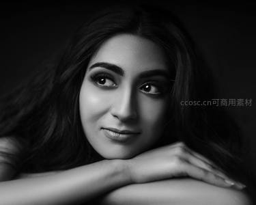 黑白光影下的优雅女性肖像