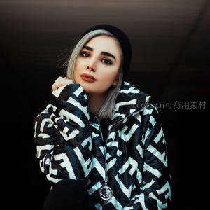 时尚银发少女街头写真