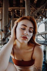 红发女子桥下静谧时刻