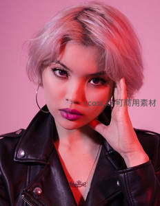 粉光皮衣酷女孩特写