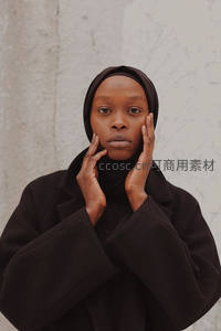 黑衣女子沉思瞬间肖像