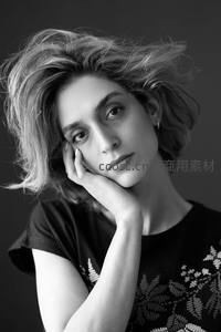 黑白光影下的沉思女性肖像