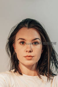 自然光中直视镜头的素颜少女