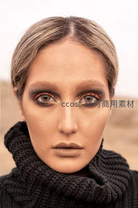 沙漠背景下的精致眼妆特写