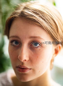 蓝眸少女的近距离眼神特写