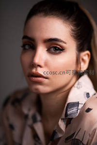 精致妆容女性凝视镜头