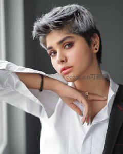 银发短发女性时尚造型