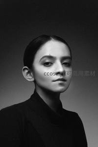 黑白光影下的沉静少女肖像