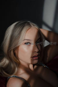 金色长发少女侧颜沐浴阳光