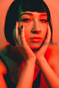 霓虹色调下个性女性艺术肖像