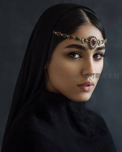 黑纱头饰的异域风情女子肖像