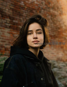 砖墙前的自然慵懒少女写真