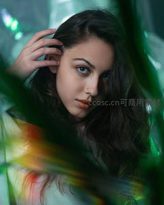 绿影朦胧中的神秘少女凝视