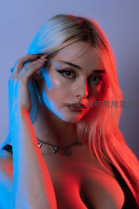 霓虹光影下的冷艳金发女郎