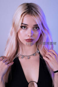 紫光下的金发少女，时尚颈链点缀优雅