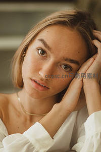 自然光下的雀斑少女，温柔手托脸颊