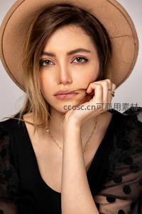 宽檐帽下的深邃眼眸，波点黑裙显复古风