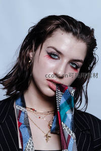 湿发模特咬丝巾，红眼妆酷感十足