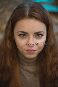 棕发蓝眸女子秋日温柔凝望