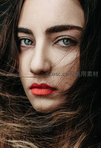 红唇绿眸女子风中凌乱发丝