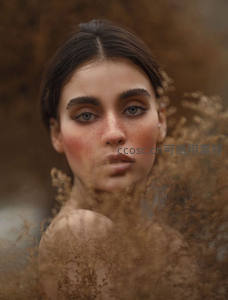 雀斑少女置身干草丛中，自然野性