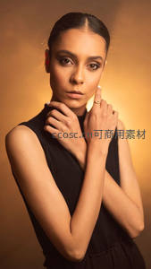 暖光下优雅女性的时尚姿态